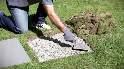 Como assentar placa de concreto na grama?