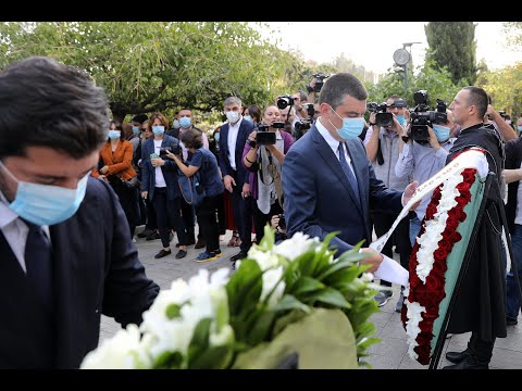გიორგი გახარიამ დაღუპულ გმირთა მემორიალი გვირგვინით შეამკო