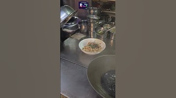 Úp chậu vào cái bát để mũ không bị bắn ra