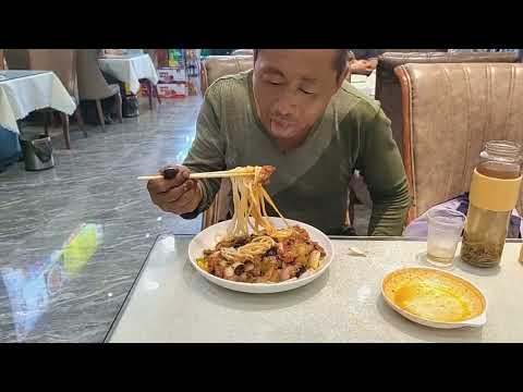 悟琨请打零工的陌生人吃拌面，看看他们的饭量有多大，开开眼。    #美食 #美食分享