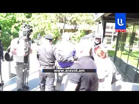 Ոստիկաններն Աշոտյանին հրելով հեռացրին նախագահական նստավայրի առջեւից