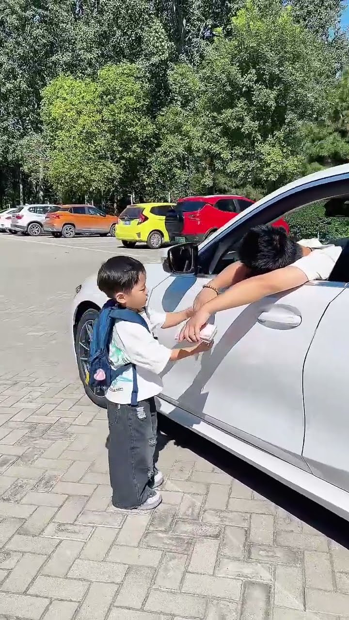 人类幼崽正义感爆棚，真是个拾金不昧的好孩子！#Cute baby#Cute#呆萌小米宝#聪明宝宝#萌娃