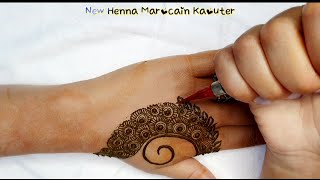 رسمة الطاوسة بالحناء جميلة جدا على اليد Drawing a peacock with henna on the hand is very beautiful