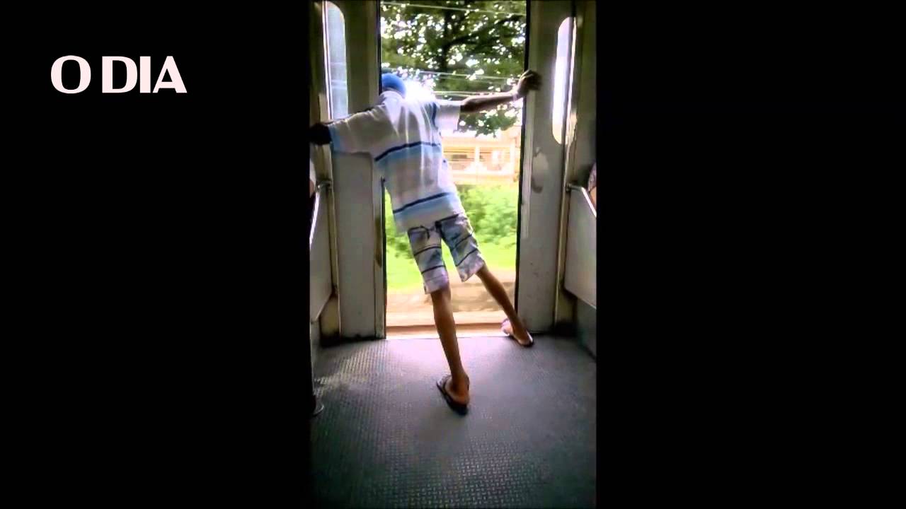 Menino de 12 anos fica preso na porta do trem em Belford Roxo