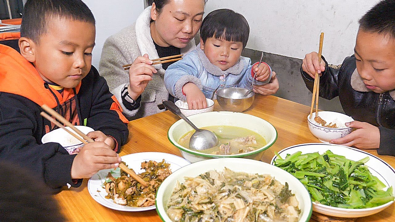 白菜太多，農村婆媳拿來曬成白菜幹，炒上一盆，家人都喜歡 | Dried cabbage, Fried a basin, the whole family like to eat