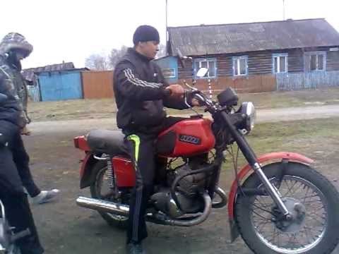Мотоцикл ИЖ В деревне