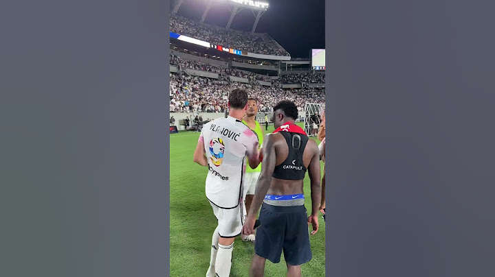 Vlahovic meets Vinicius 🤝🤍🖤 #JuveRealMadrid