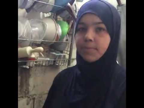 اللاجئة حياة بمخيم الرحمن في البقاع بلبنان تطهو الشاكرية
