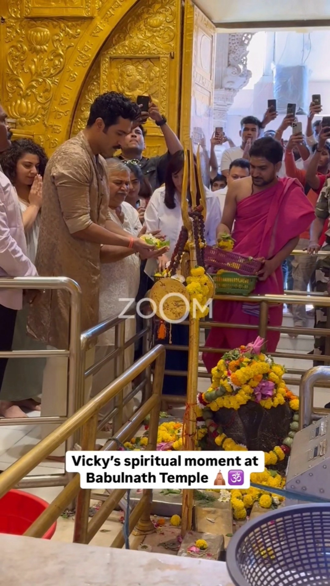 Vicky Kaushal seeks blessings at Babulnath Temple after the success of his film CHHAAVA #shorts