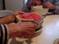 Бессемянный арбуз Михаил и Алексей за столом Seedless watermelon.