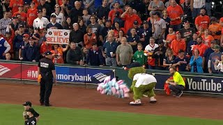 WS2017 Gm3: Orbit steals cotton candy from vendor