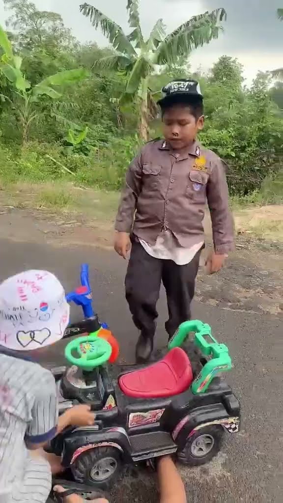 Vidio kocak dan gokil @nyaikembang1nyaikembang1 /sesama manusia harus saling tolong menolong ?