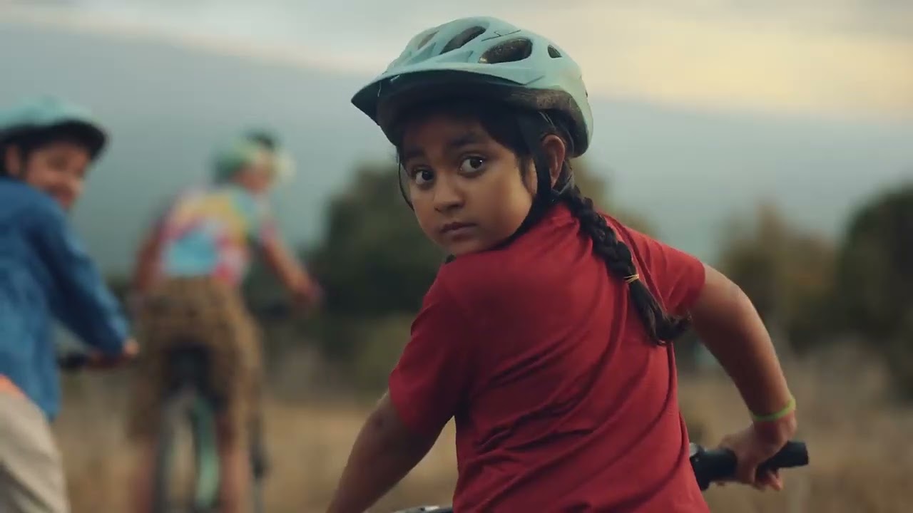 Apple: Watch Series 7 - Bigger screen. Epic durability.