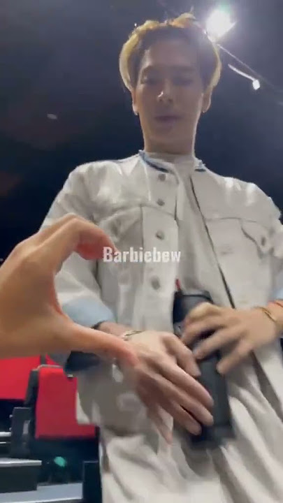 Jackson wang was 'sulking' bcs a fan didn't give him a flying kiss 🤣 #jacksonwang #magicman #fansign