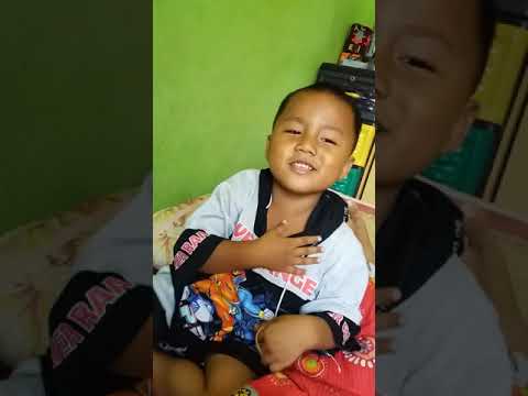 Lucu..anak kecil Pengen nyanyi lagu india.