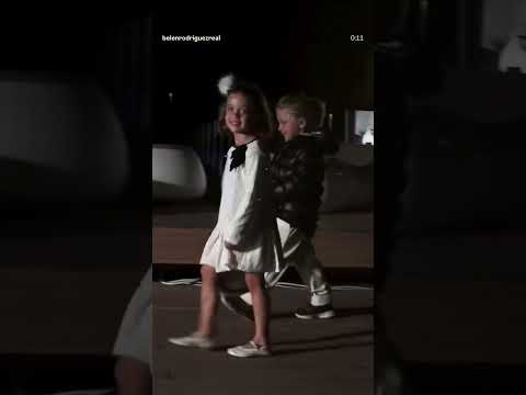 Video riprende la prima sfilata di sua figlia Luna Marí e la incita dal pubblico! Brava!