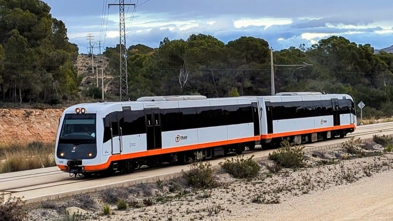 Cruce de Trenes de FGV serie 5000 y Circulaciones del MAN 2500 entre Benidorm y El Campello