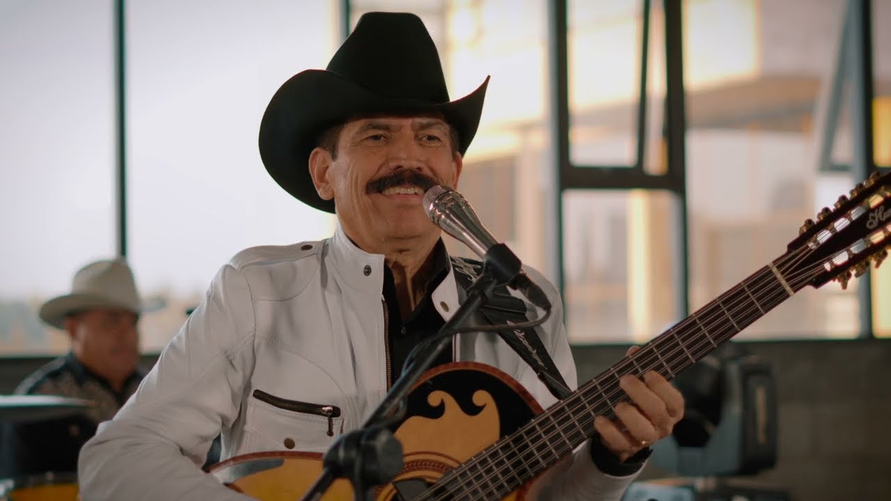 La hallé rezando en Tijuana - Norberto Salgado y su Ciclón Norteño