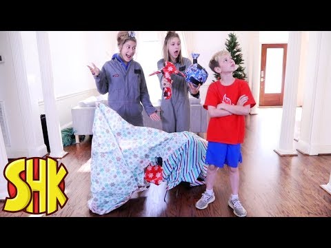 Noah's Christmas Present Problems! | SuperHero Kids