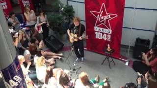 Ed Sheeran performs \\