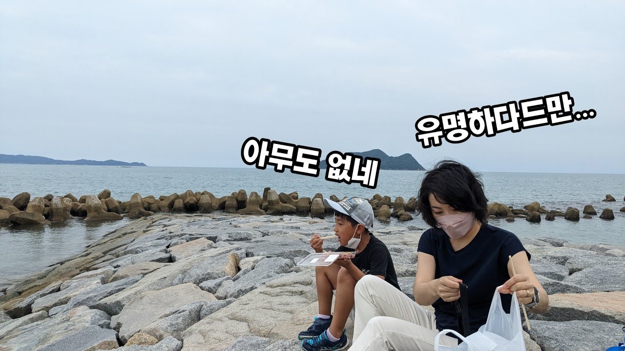 이상하게 사람이 많은 시골슈퍼, 이상하게 아무도없는 바닷가, 뭔지 모르겠는데 일본의 축제