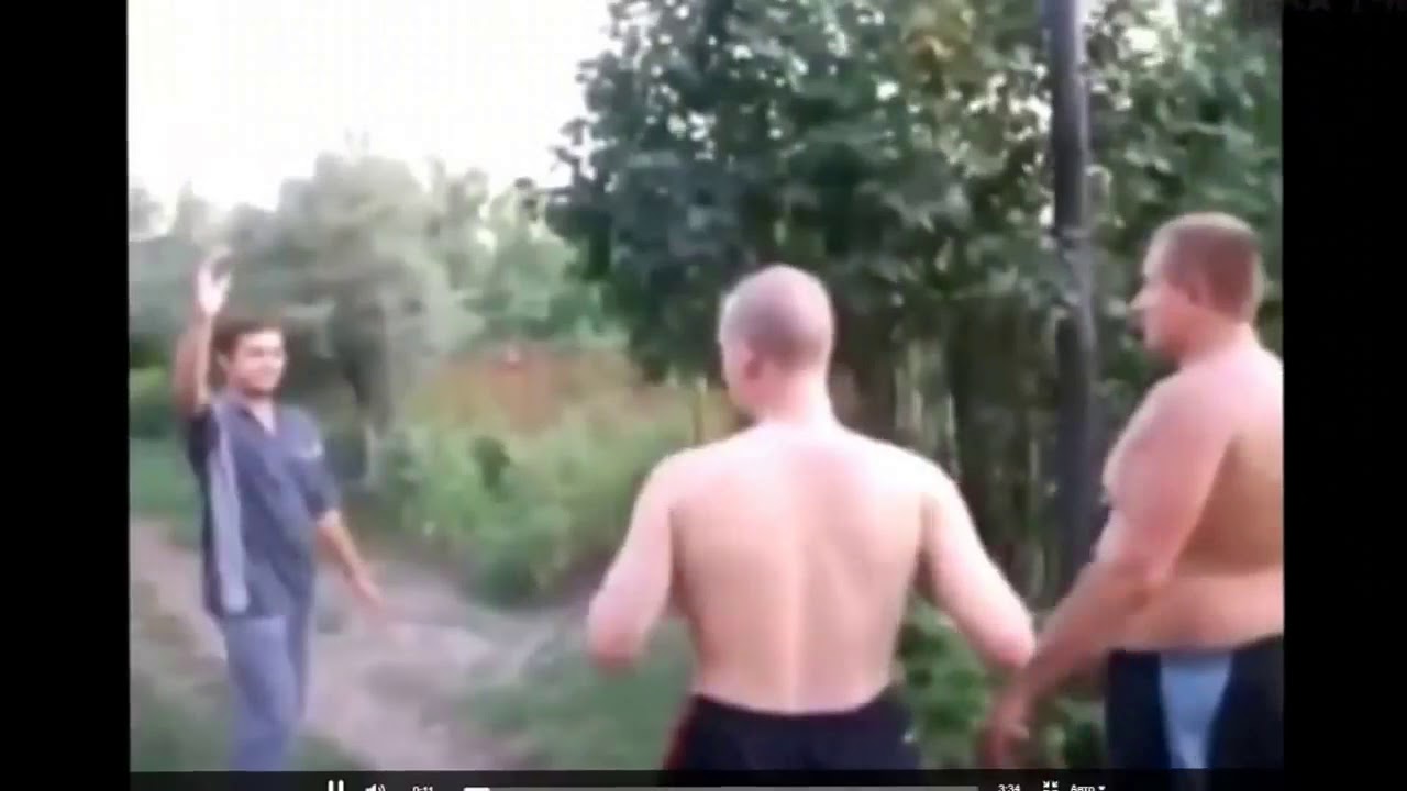Пьяный мужик на заднем плане