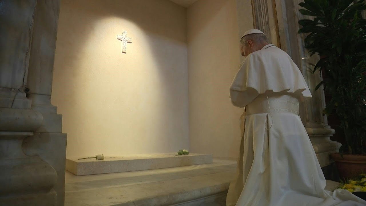 New Pope Leo XIV visits Francis's tomb | AFP