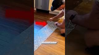 ele encontrou algo bizarro embaixo do piso!