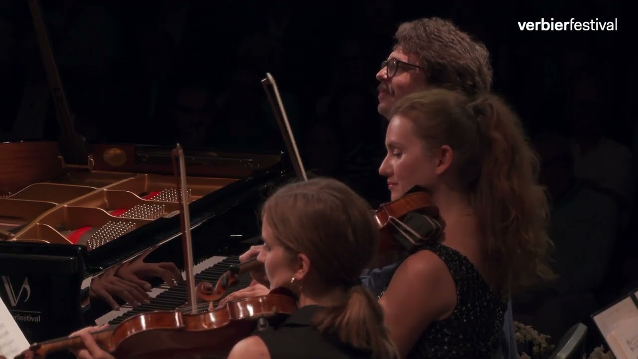 Люка Дебарг играет «Рапсодию в стиле блюз» Гершвина на фестивале в Вербье 2024 года