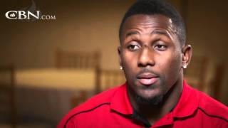 The Carolina Panthers Thomas Davis, This Year’s Bart Starr Award Recipient