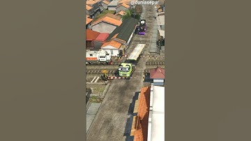 Kereta Api Menghindari Truk Nakal Di Palang Pintu Perlintasan #keretaapi #train #trending #train