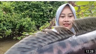 gadis hot...mancing ikan sampai keliatan anunya