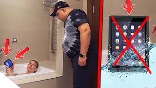 ПРАНК УТОПИЛ ПЛАНШЕТ СВОЕГО ОТЦА ЗА 50 ТЫСЯЧ РУБЛЕЙ В ВАННОЙ! ОЧЕНЬ ЖЁСТКИЙ РОЗЫГРЫШ БАТИ! ПРАНК УТОПИЛ ПЛАНШЕТ СВОЕГО ОТЦА ЗА 50 ТЫСЯЧ РУБЛЕЙ В ВАННОЙ! ОЧЕНЬ ЖЁСТКИЙ РОЗЫГРЫШ БАТИ!