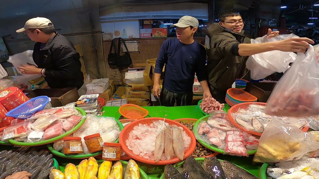 拔辣來南部5年 台語還不輪轉 被大家圍剿到快瘋了 安南果菜市場 怡安路102號 士官長海鮮叫賣 海鮮拍賣 叫賣哥 seafood auction
