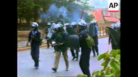 Kenya - Police open fire on rioting students
