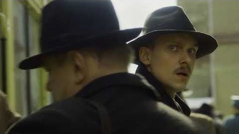 ゲシュタポ刑事役ダニエル・ブリュール、犯人とニアミス！映画『ヒトラーへの285枚の葉書』本編映像