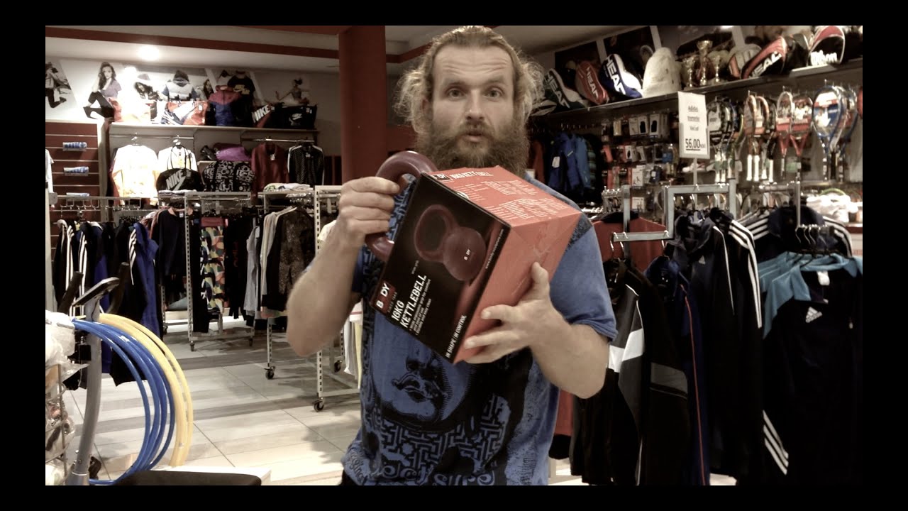 Спортивный магазин проводит акцию любой свитер