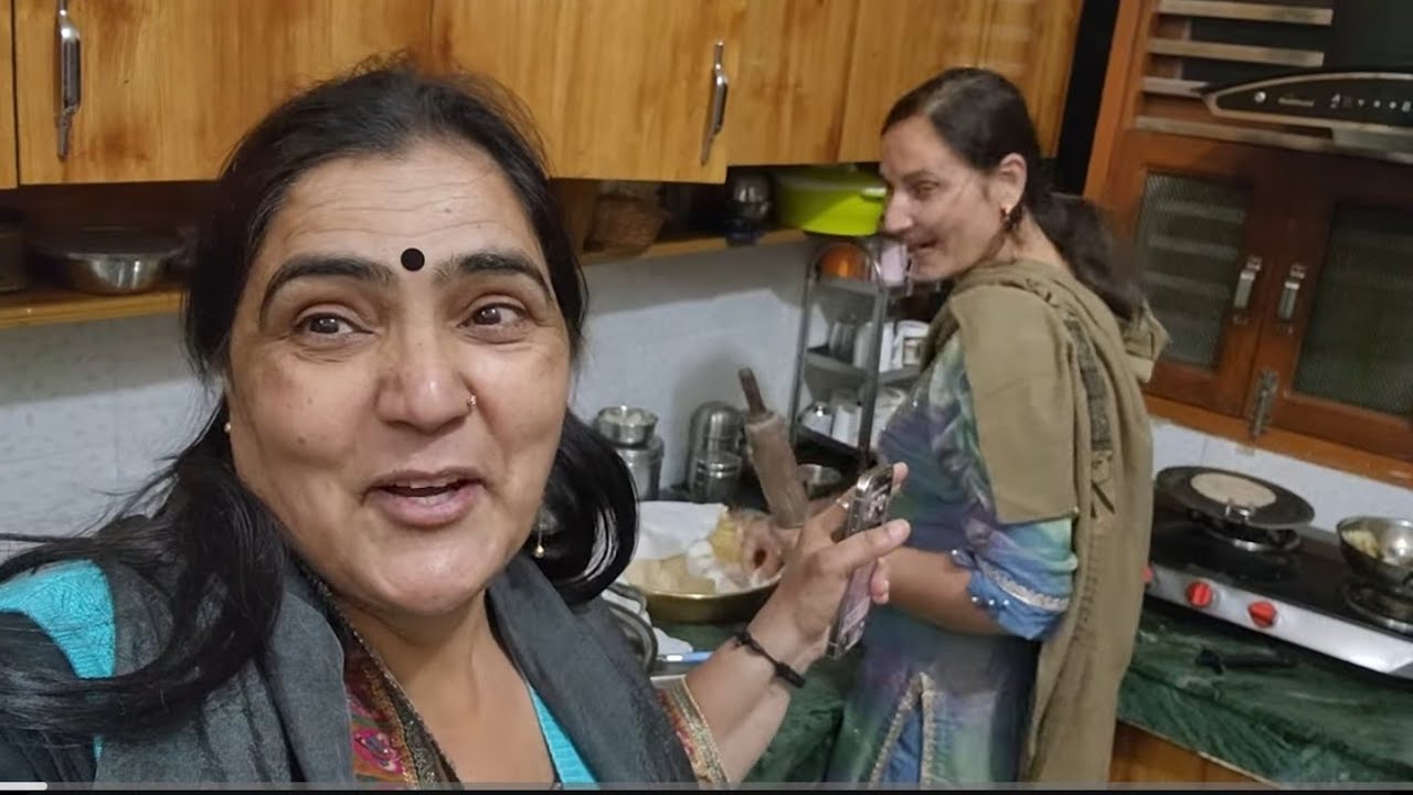 इसी बहू किस के है जो रोटी देते टाईम इसी सुनावै है 🤔🤔