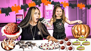 Minha Irmãzinha Experimentando Doces De Halloween Pela Primeira Vez