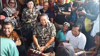 MANTAN PRESIDEN SBY BERNYANYI BERSAMA PENGAMEN GUNUNGKIDUL
