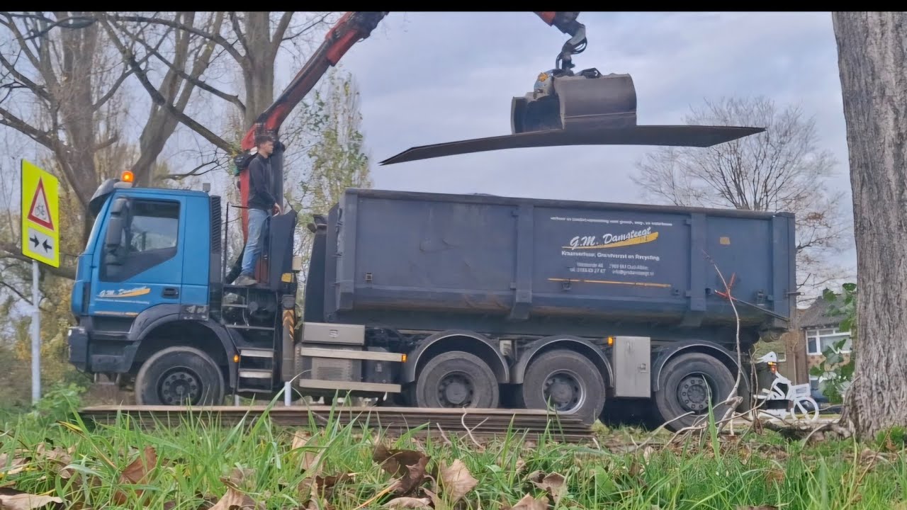 Rijplaten lossen(Iveco met Epsilon Z kraan)