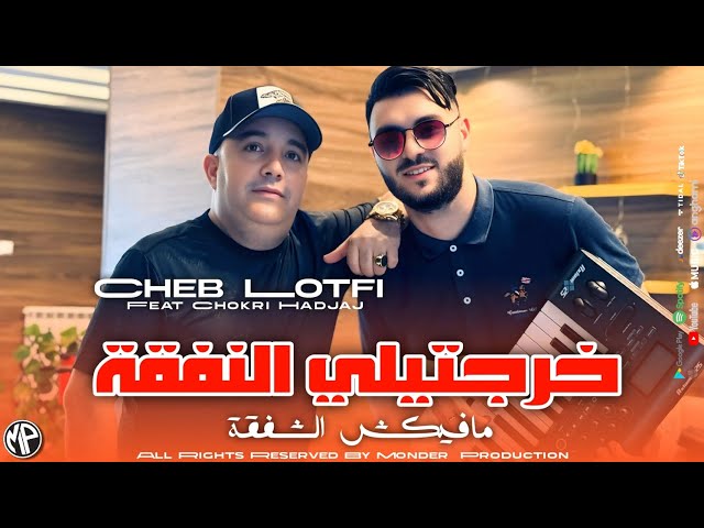 Yalangoch yigitlar sahnada raqsga tushmoqda Woodman toqimalarining emche korish