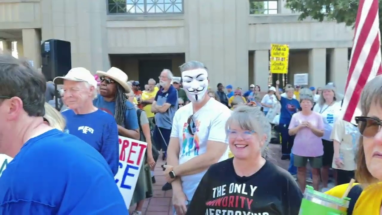 Thousands attend No Kings Protest in Lexington, many dressed in whimsical inflatable costumes