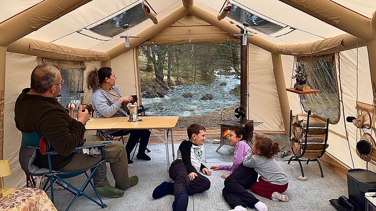 Кемпинг в тёплой палатке у бурной реки.