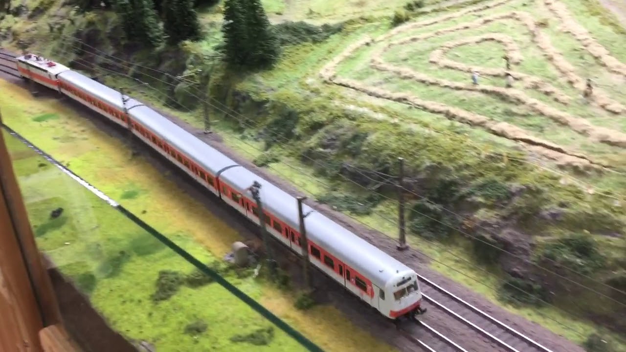 S-Bahn 143 in Produktfarben mit Flachstellen