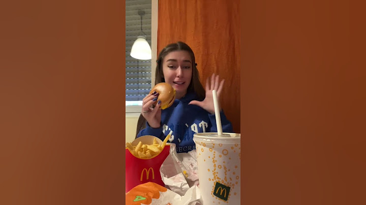 Elisa Esposito parla con un panino del Mc Donald