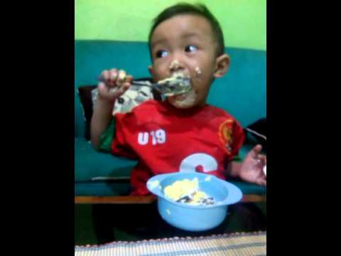 Anak Kecil Lucu Lagi Makan Kue Ulang Tahun Anak Kecil Lucu Lagi Makan Kue Ulang Tahun