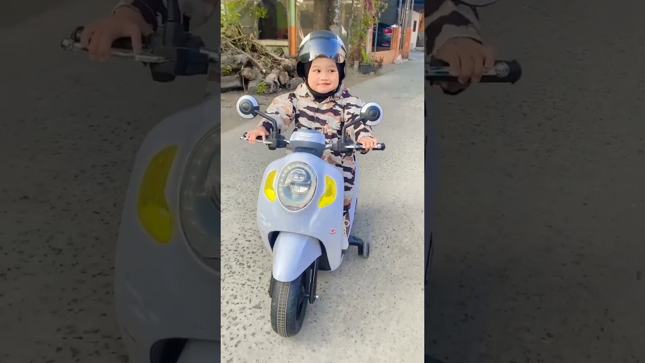 Shaqueena jalan-jalan pakai Scoopy. 