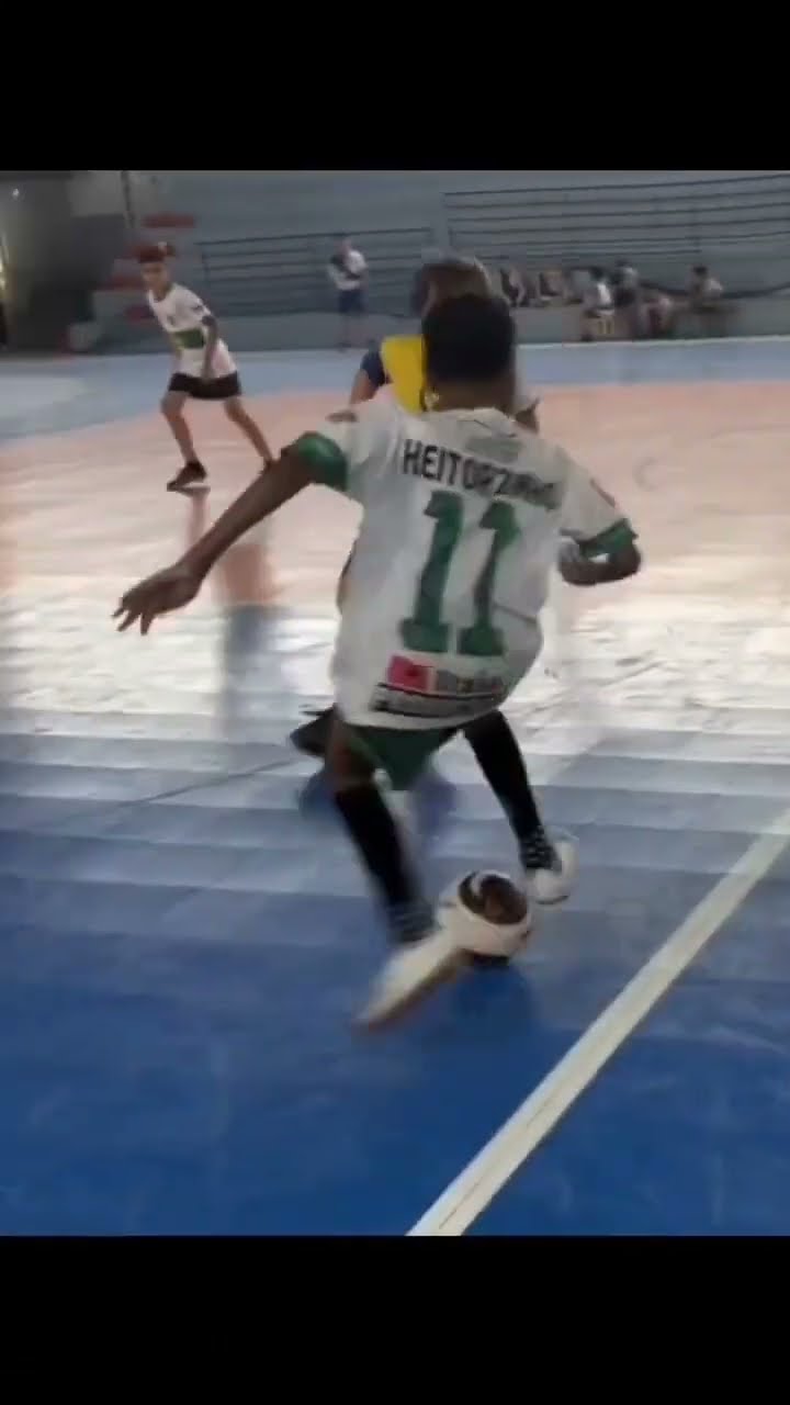 A BASE VEM FORTE! OLHA O QUE O HEITORZINHO JÁ FAZ COM A BOLA NO PÉ! #shorts