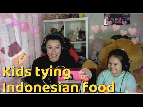 🇮🇩 Kids Try Snacks from Indonesia!  Natalia & Nicole reaction 🇮🇩